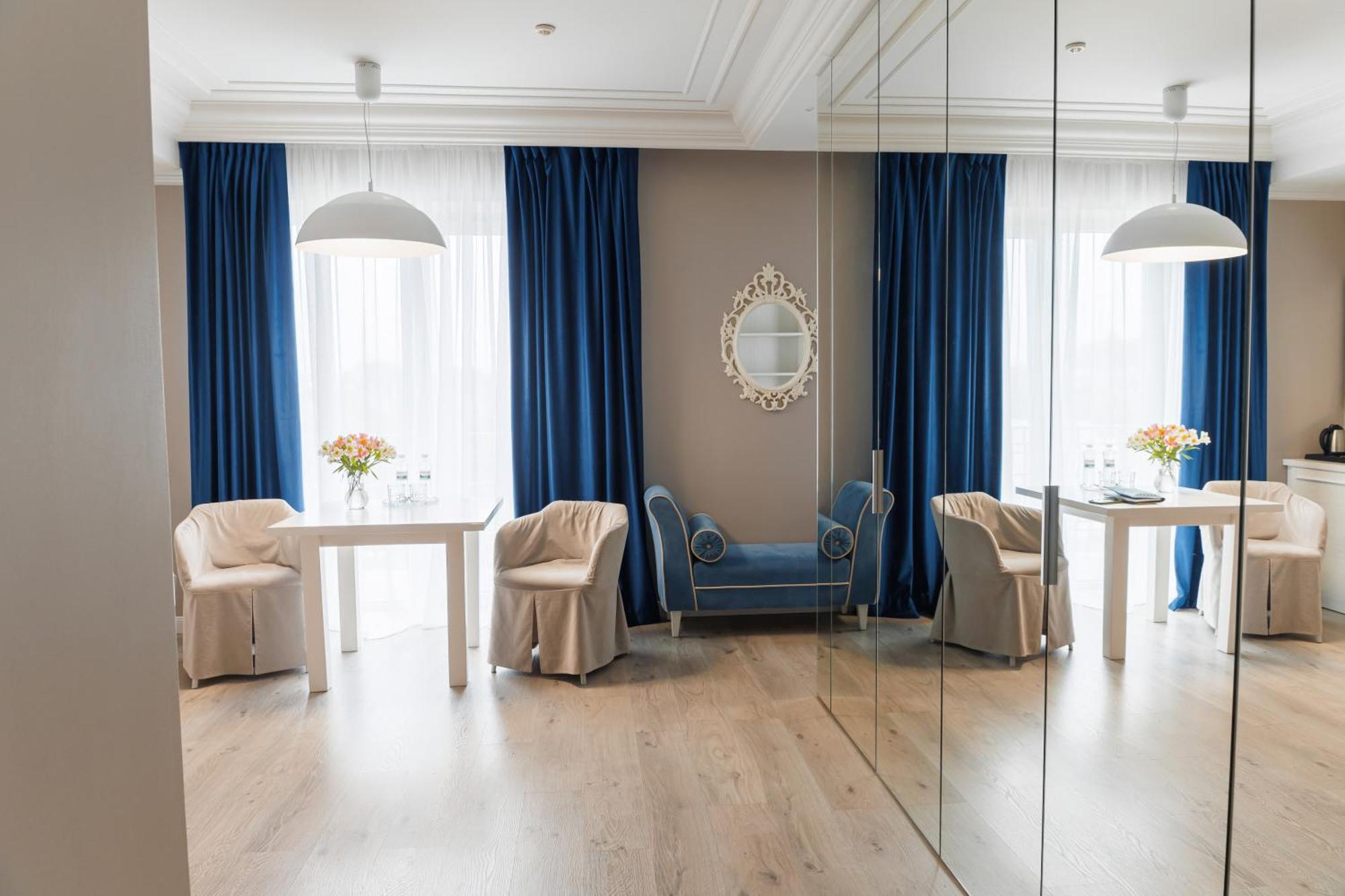 Rivoli Hotel Tsjernivtsi Eksteriør bilde